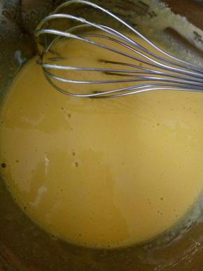 先做内陷，2/3的糖加入蛋黄搅匀（糖融化）