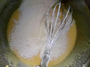 筛入低筋粉和玉米淀粉拌匀