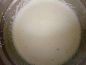 牛奶加入剩余的糖煮沸，加入蛋黄中边倒边搅拌