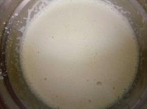 牛奶加入剩余的糖煮沸，加入蛋黄中边倒边搅拌