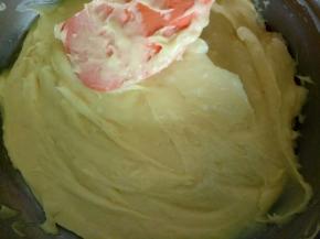 过筛倒回奶锅中小火加热浓稠，刮刀不断刮拌锅底，避免糊锅。关火加入黄油，搅拌均匀，倒入大面积的盆坐冰水迅速冷却，盖保鲜膜入冰箱冷藏半小时