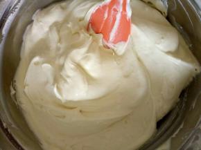 淡奶油完全打发，与按压顺滑的卡仕达酱混合