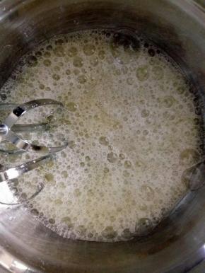 做蛋糕，蛋白打到鱼眼泡开始加糖