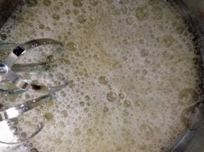 做蛋糕，蛋白打到鱼眼泡开始加糖