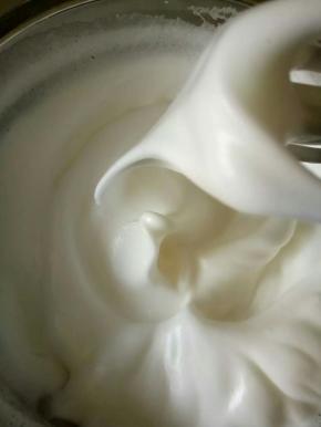  糖分三次加入打至大弯钩