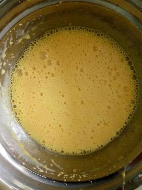 蛋黄加入糖搅拌均匀