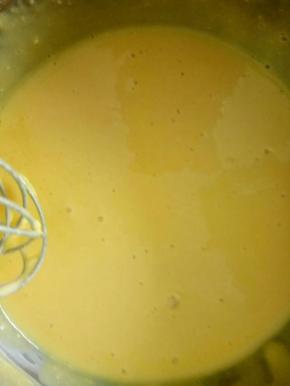 加入牛奶和玉米油搅拌均匀