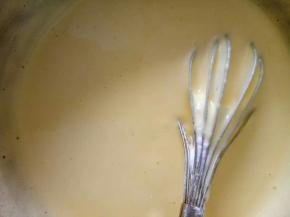 加入1/3蛋白入蛋黄糊拌匀