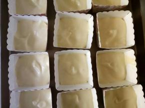 再全部倒回蛋白盆中拌匀倒入纸杯，五六分满即可