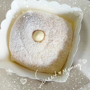 馅料装入裱花袋剪个小口，先用筷子扎一下蛋糕，挤入馅料撒上糖粉即可