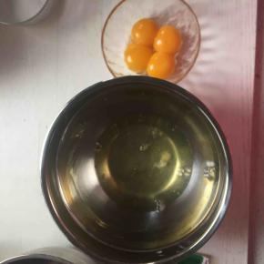 2:蛋白与蛋黄分离，分别装在无油无水的盆中