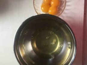 2:蛋白与蛋黄分离，分别装在无油无水的盆中