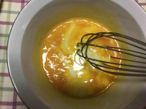 分离鸡蛋.分别装入不同容器.蛋黄加一丢丢糖拌匀.然后在加牛奶.拌匀