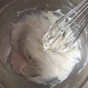 4:筛入低筋面粉，然后手动打蛋器画“Z”字搅拌至无干粉颗粒。（不要过度搅拌，以免起筋）