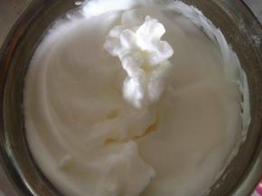 蛋白打发至硬性发泡。