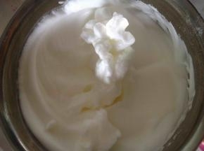 蛋白打发至硬性发泡。