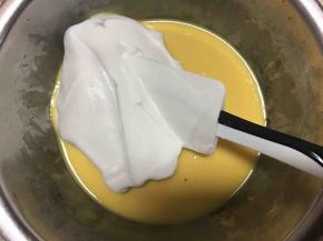 取三分之一蛋白到蛋黄糊里.翻拌拌匀，再去三分之一.继续翻拌均匀