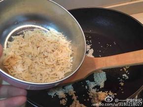两分钟后倒入虾皮继续翻炒。