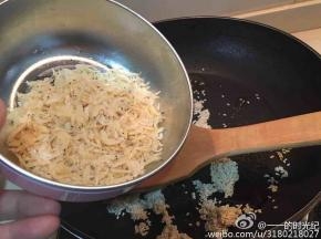 两分钟后倒入虾皮继续翻炒。