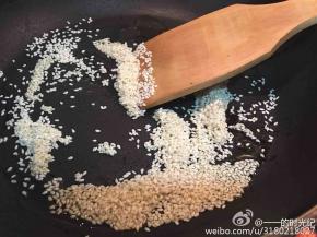 锅中倒入芝麻油，油热加入白芝麻翻炒，保持小火。