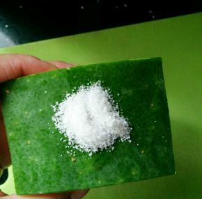 准备一小块冬瓜，冬瓜皮不要去掉，用盐搓洗干净