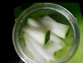 洗干净之后将冬瓜切小块放到料理机里