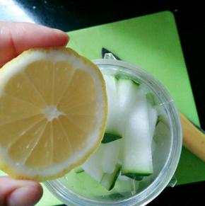 挤小半个柠檬汁进去