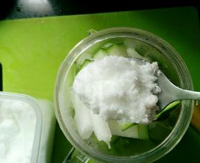 再加一勺半木糖醇，因为减肥喝，所以用木糖醇代替糖