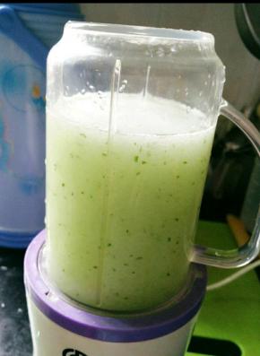 然后直接榨成汁就可以喝啦，放冰箱冷藏下会好喝些