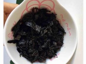 将紫菜手撕成小块紫菜碎