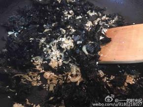 接着倒入紫菜碎，保持小火，继续翻炒。