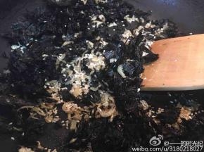 接着倒入紫菜碎，保持小火，继续翻炒。