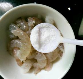 把虾壳剥掉取虾仁洗净，放一点点盐