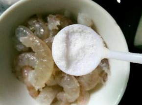 把虾壳剥掉取虾仁洗净，放一点点盐