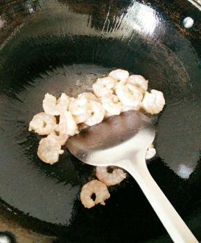 锅里倒油烧热，倒进虾仁翻炒