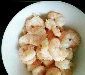 炒大概一分钟就好了，装进碗里备用