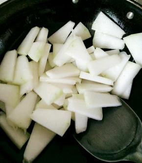 锅里倒油烧热放冬瓜翻炒