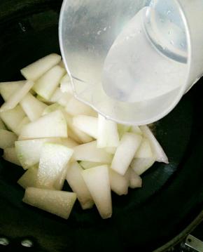 一丁点水，锅盖盖上小火闷一下