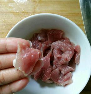 猪瘦肉洗净切片