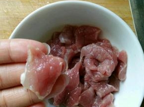 猪瘦肉洗净切片