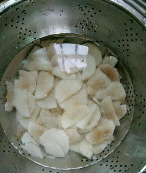 皮削掉切片放到水里泡着，我放晚了有点氧化了，不过一点不影响口感