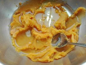 地瓜蒸熟去皮，加150克水