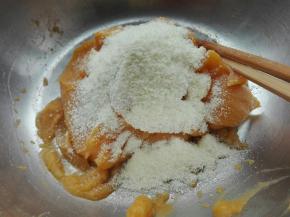 料理机打好的地瓜泥，放入20克奶粉，搅拌均匀