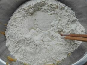 再放入面粉600克，同时倒入融化的酵母水