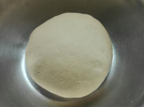 揉好的面团很光滑，温暖处发酵