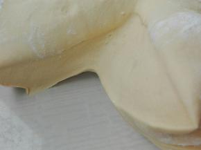 取出面团，揉到切面没有气孔即可