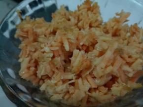 在面团发酵时，可以做地瓜馅:生地瓜去皮擦成丝，剁碎，放入糖和花生油拌均匀