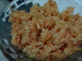 在面团发酵时，可以做地瓜馅:生地瓜去皮擦成丝，剁碎，放入糖和花生油拌均匀