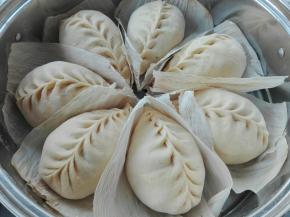 揉好的面团分成均等剂子，擀成皮，包馅即可，包好后，醒发25分钟