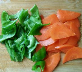 准备半根胡萝卜，一个青椒切片